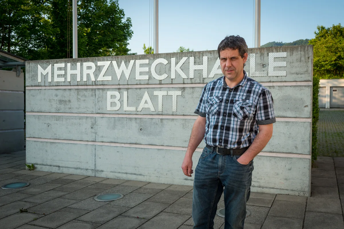 Ernst Suter vor der Mehrzweckhalle Blatt.